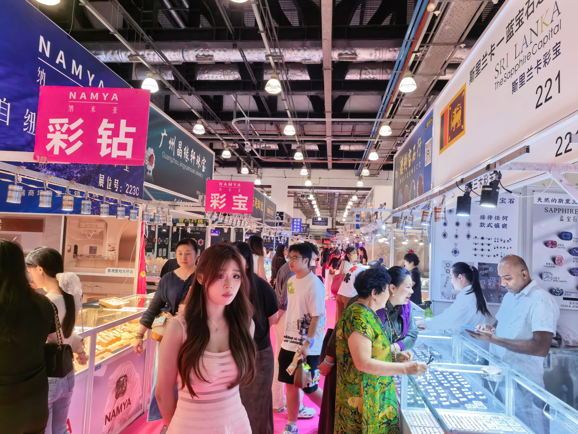 上海国际珠宝展开展第一天就挤爆了！现场人山人海，交易火热，明日精彩继续！